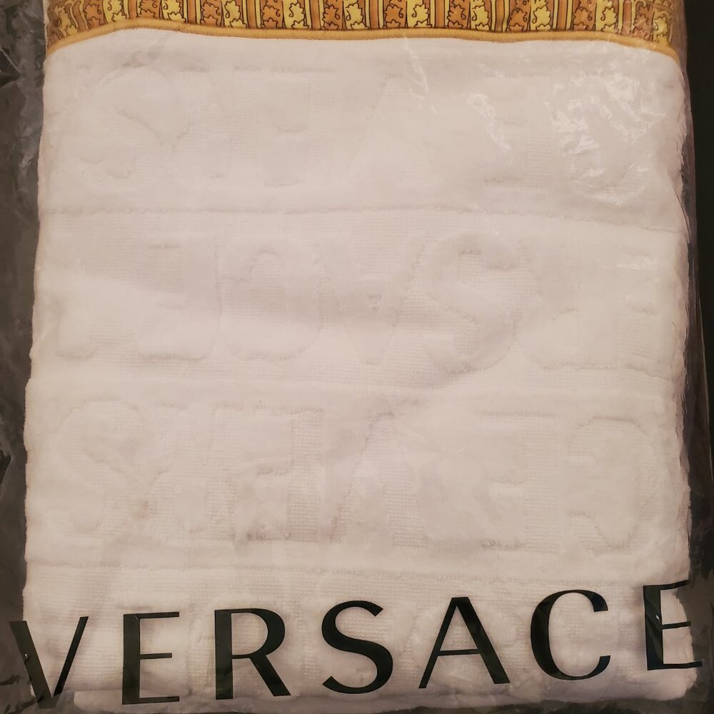 Versace Towel - Picture 6 of 9